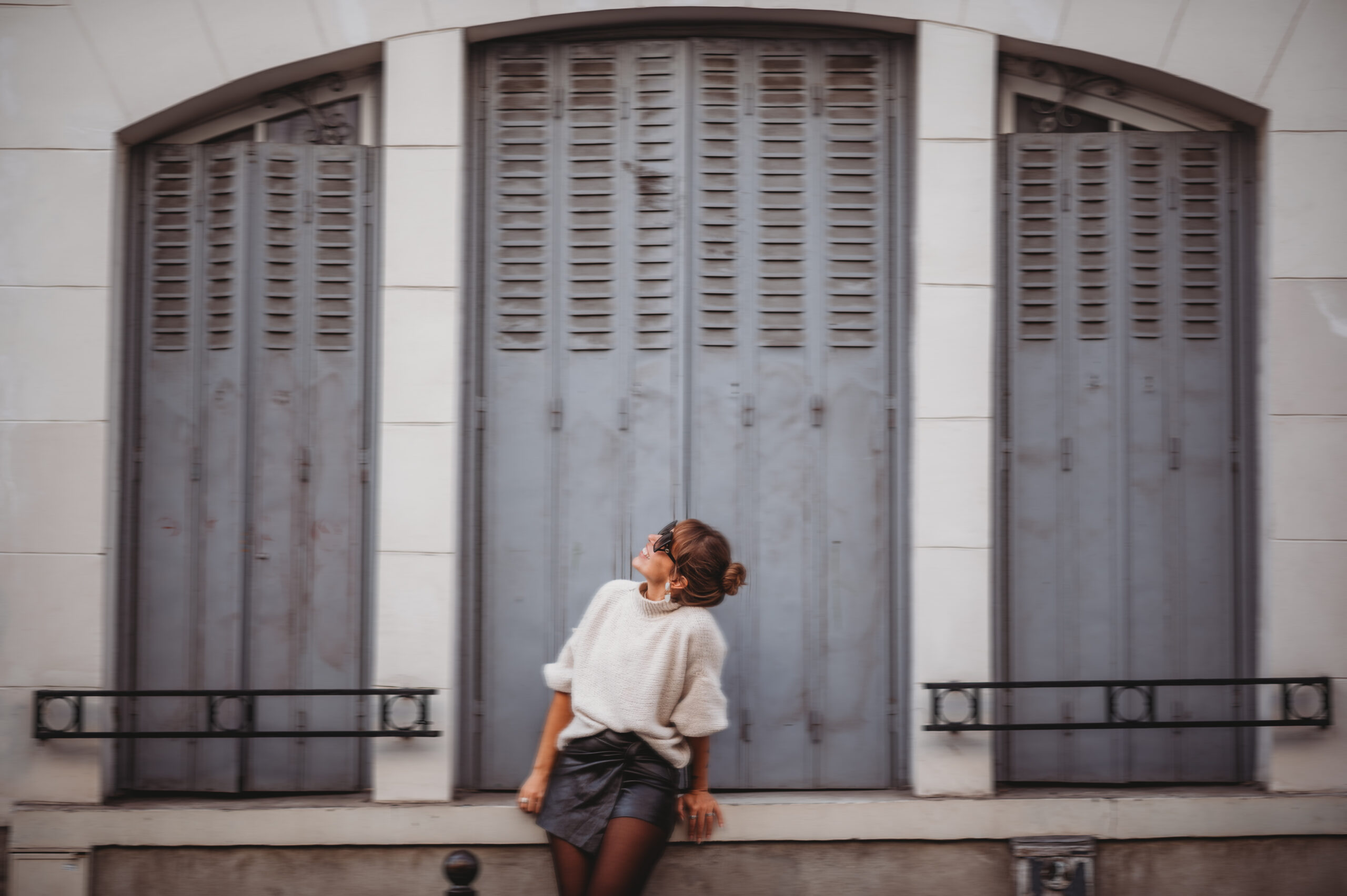 40+ looks joyful in a doorway in Paris